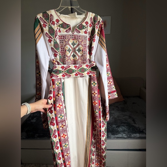 Embroidered Palestinian Thob - Picture 2 of 6